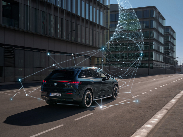 Flottamenedzsment megoldások | Üzleti | Digitális extrafelszereltségek Mercedes-Benz gépkocsi az utcán.