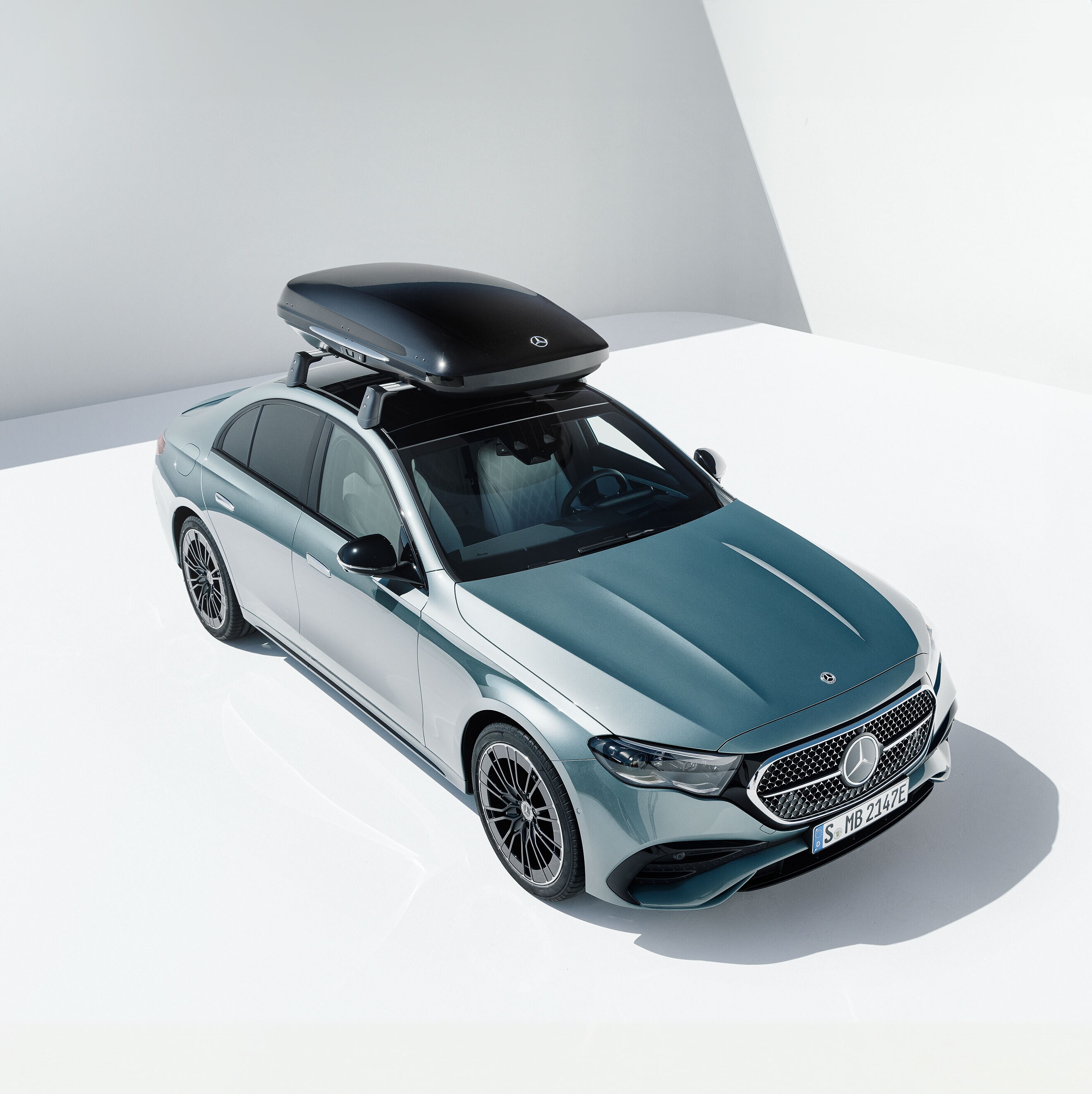 Egy ezüstszínű Mercedes-Benz hordozóval.