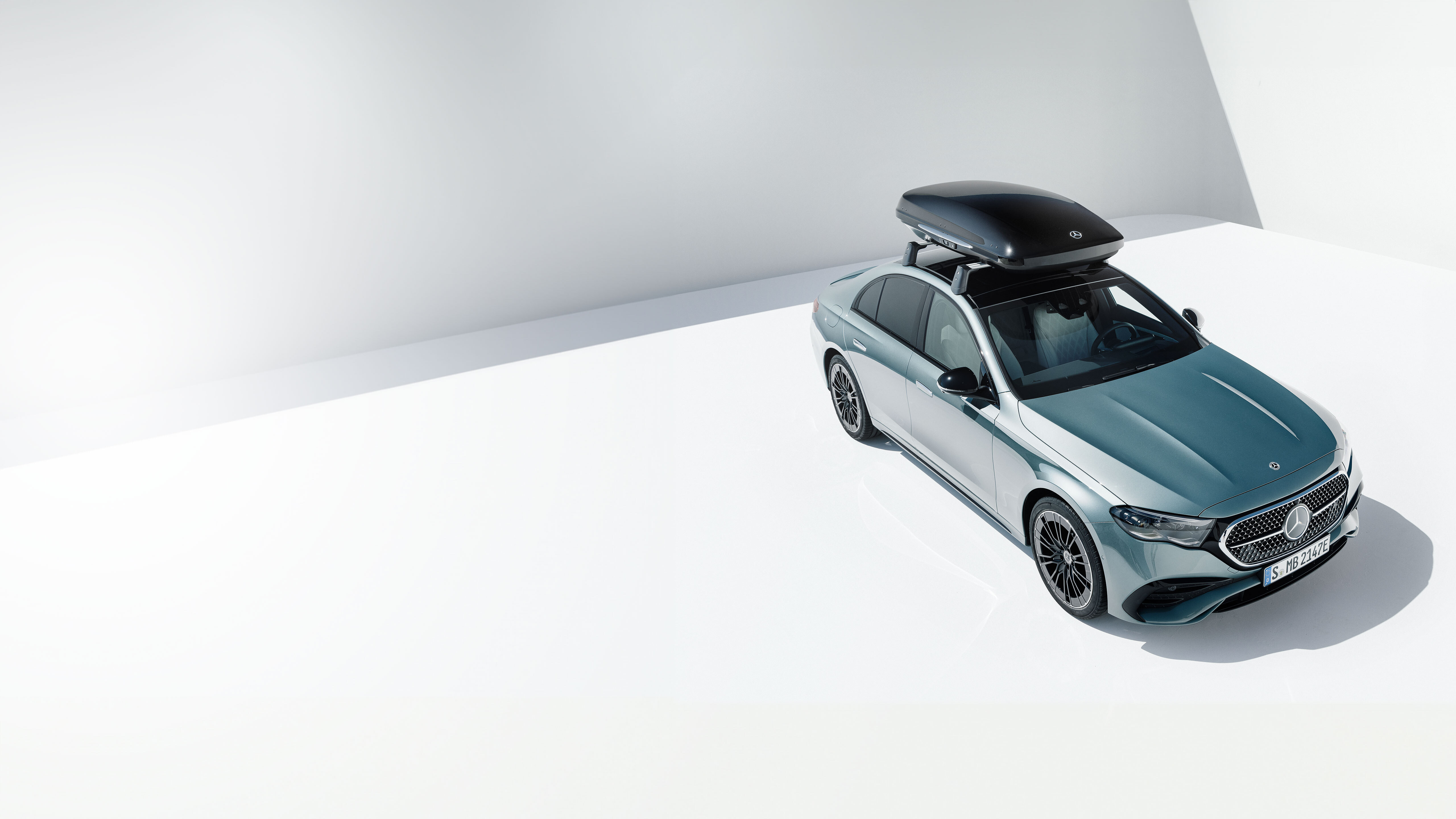 Mercedes-Benz Műszaki Tartozékok Egy ezüstszínű Mercedes-Benz hordozóval.