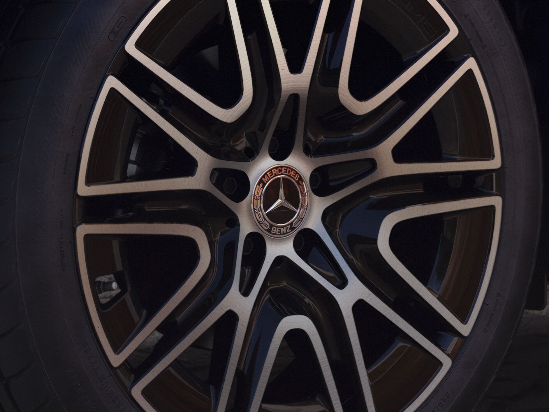 Az AMG keréktárcsák a Mercedes-Benztől.