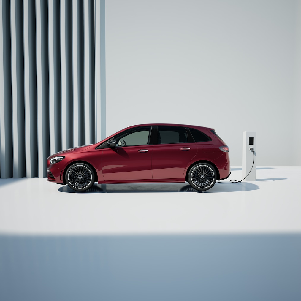 A Mercedes-Benz B-osztály plug-in hibrid töltése egy nyilvános töltőállomáson.