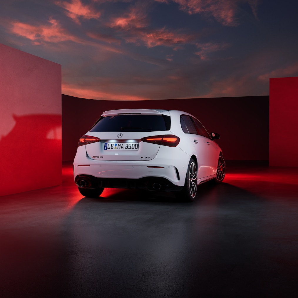 A Mercedes-AMG A 35 4MATIC. elülső / hátsó oldala.