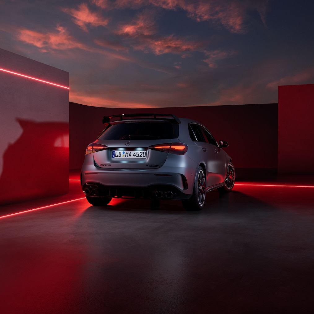 A Mercedes-AMG A 45 S 4MATIC+ elülső / hátsó oldala.