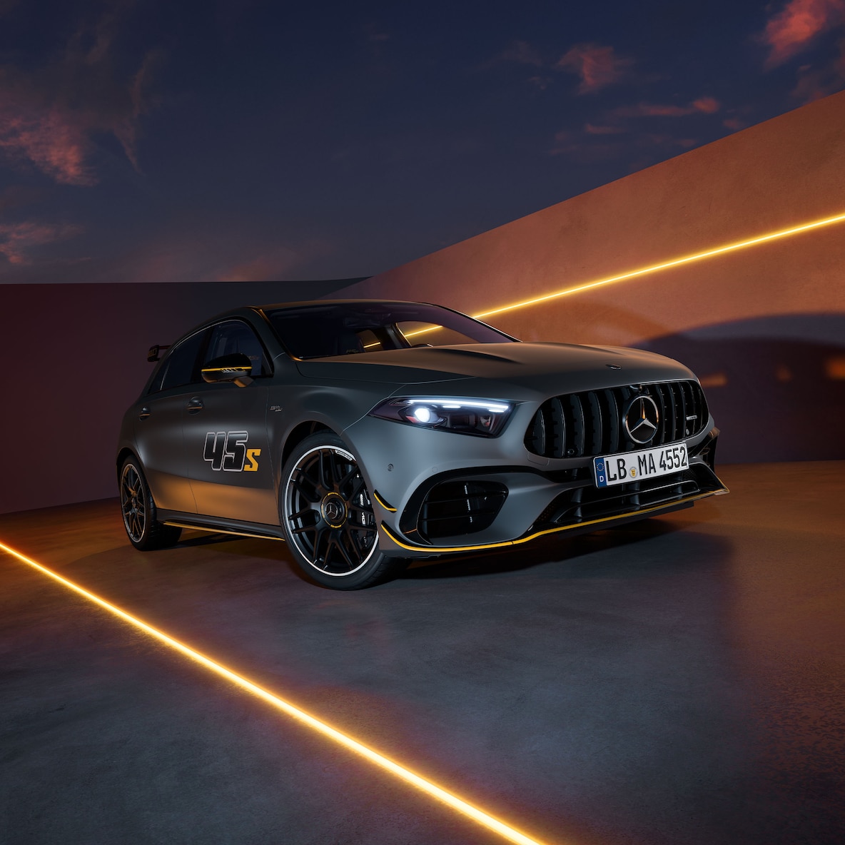 A Mercedes-AMG A 45 S 4MATIC+ Final Edition MANUFAKTUR sziklaszürke, MAGNO vagy éjfekete színben.