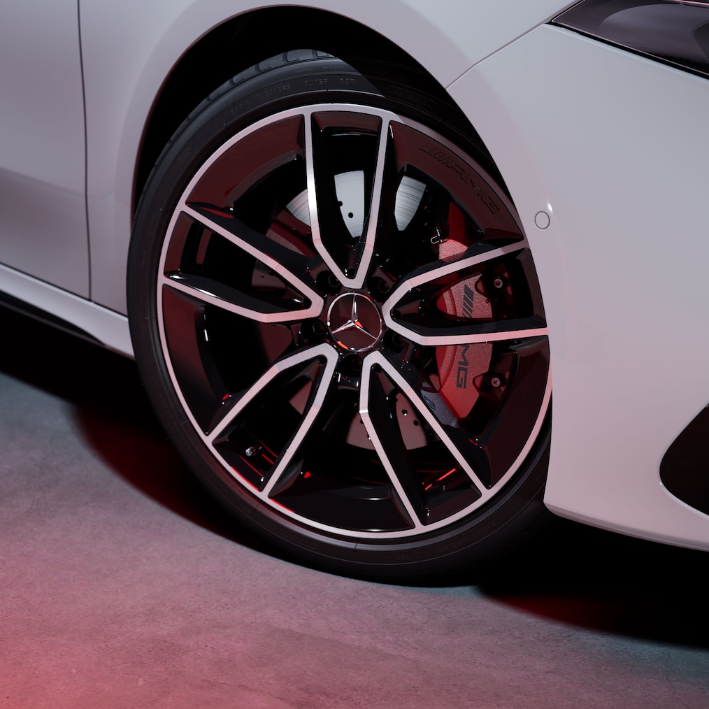 A Mercedes-AMG A 35 4MATIC kerekeinek részletes nézete.