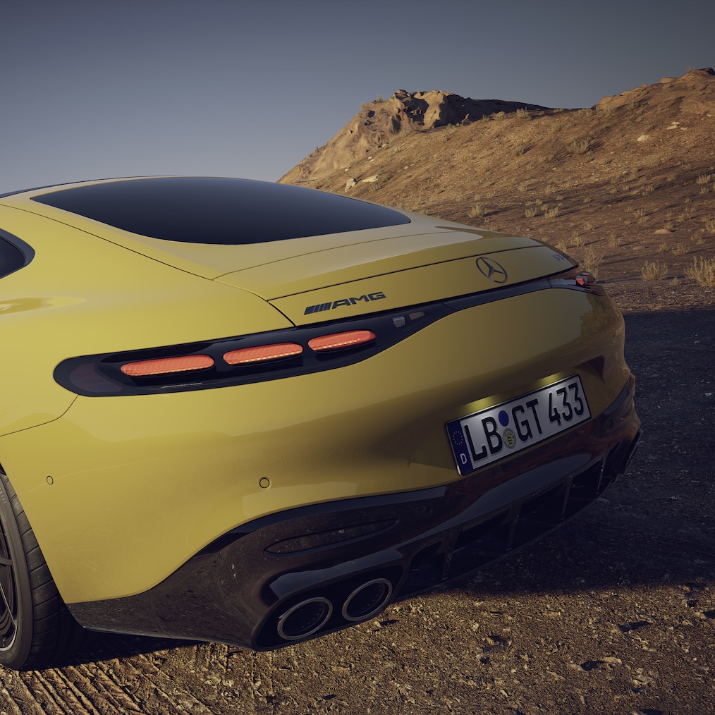 A Mercedes-AMG GT 43 Coupé megjelenése menet közben a hátsó részről nézve, kinyújtott hátsó szárnnyal.