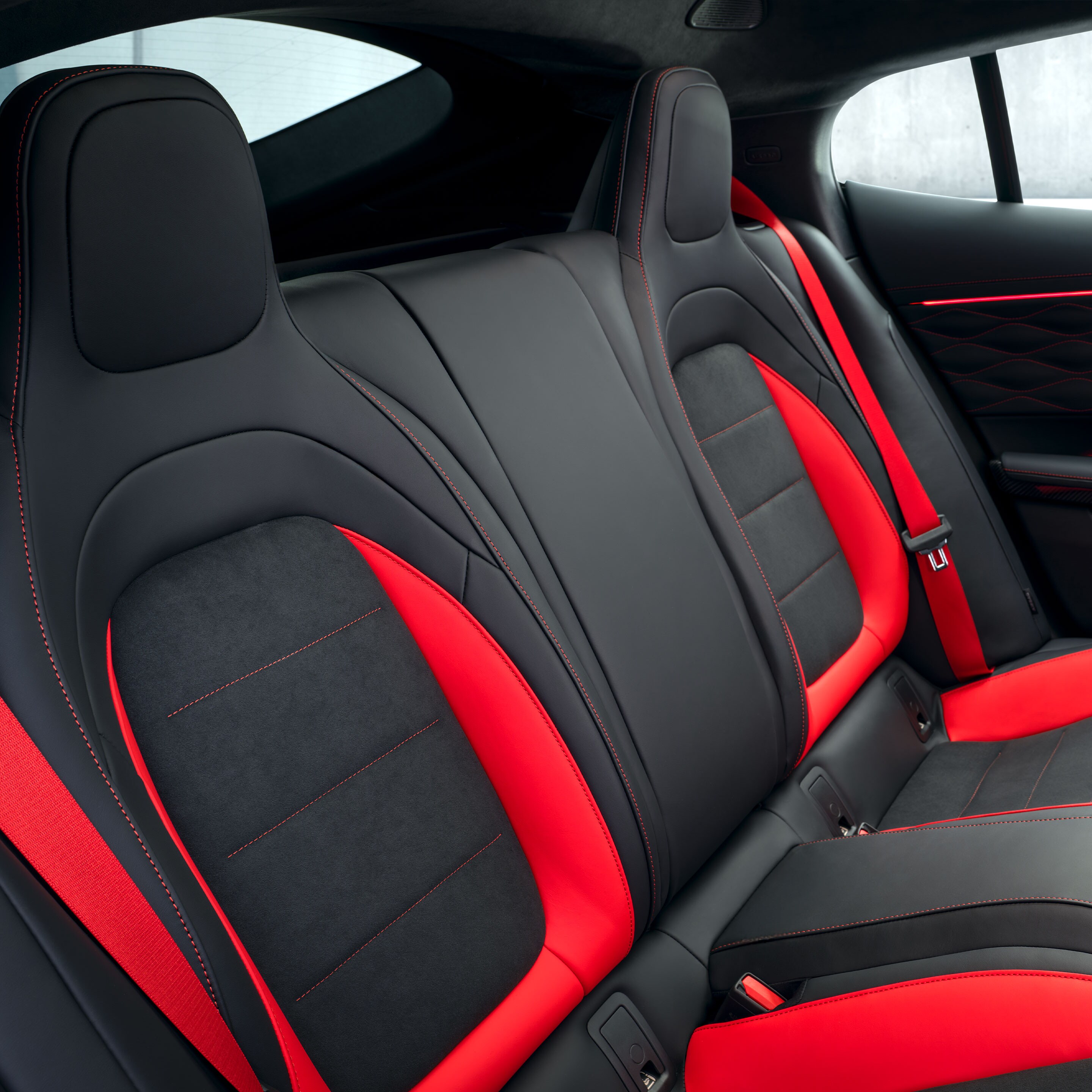 Az új Mercedes-AMG GT 4 ajtós Coupé hátsó üléskomfortja.