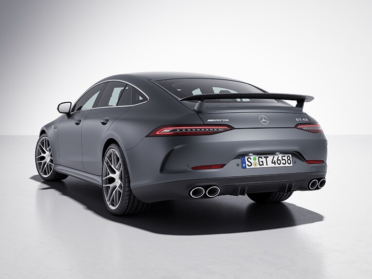 A Mercedes-AMG GT 4 ajtós Coupé oldalsó elölnézetből, AMG külső karbon csomaggal.