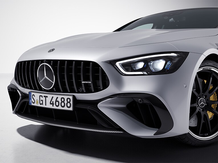 A Mercedes-AMG GT 4 ajtós Coupé oldalsó elölnézetből, AMG külső karbon csomaggal.