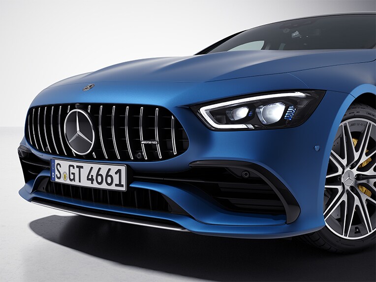 A Mercedes-AMG GT 4 ajtós Coupé oldalsó elölnézetből, AMG külső króm csomaggal.