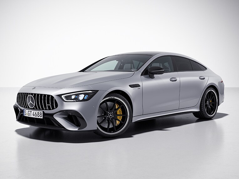A Mercedes-AMG GT 4 ajtós Coupé oldalsó elölnézetből, AMG Night csomag külsővel.