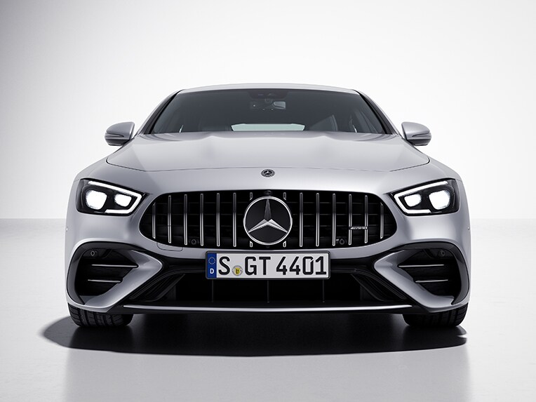 A Mercedes-AMG GT 4 ajtós Coupé oldalsó elölnézetből, V8 Styling csomag külsővel.