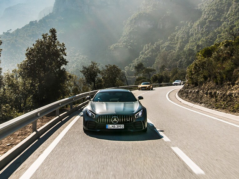 Egy Mercedes-AMG GT R elölnézetből, egy úton haladva.