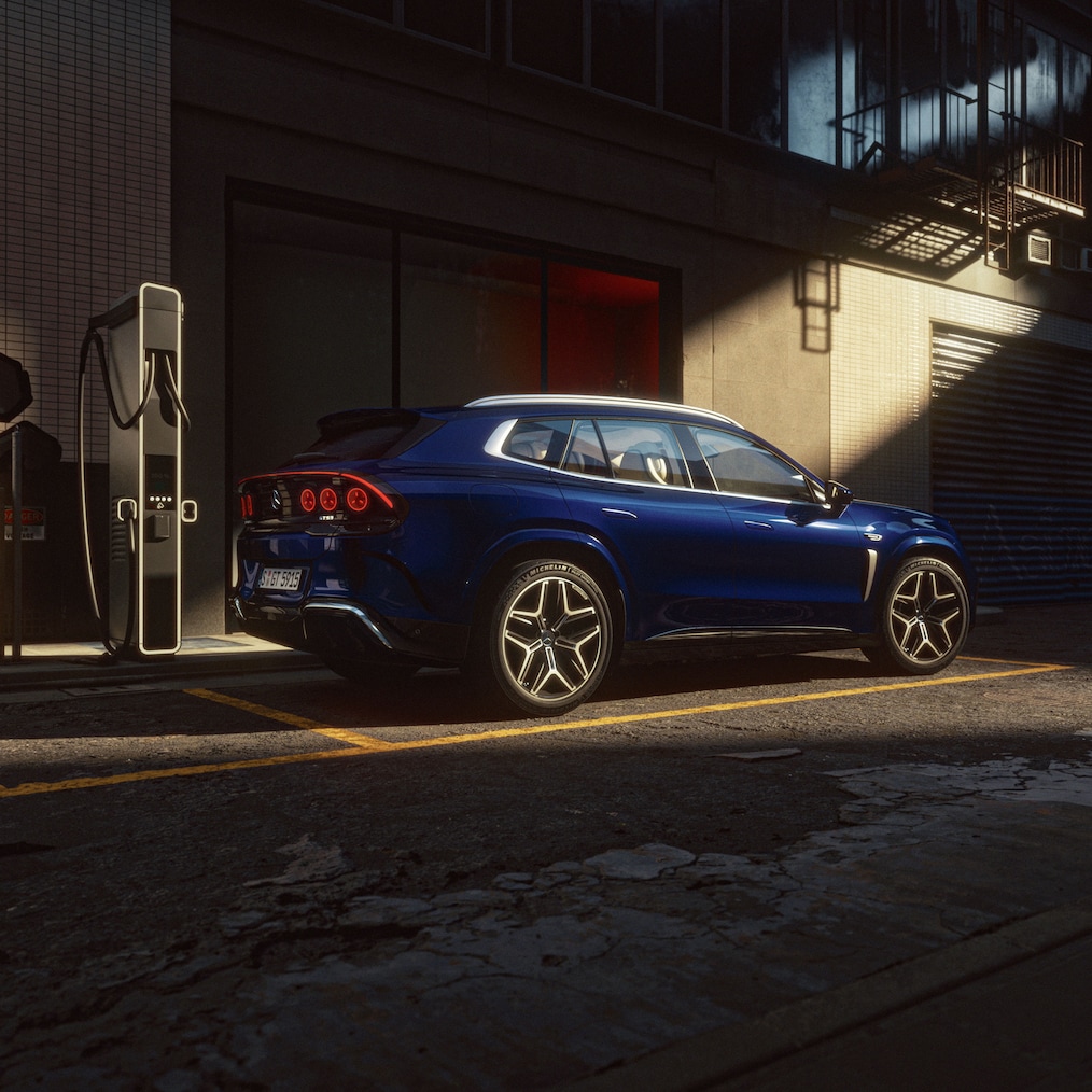 A Mercedes-AMG GT 53 egy töltőállomáson.