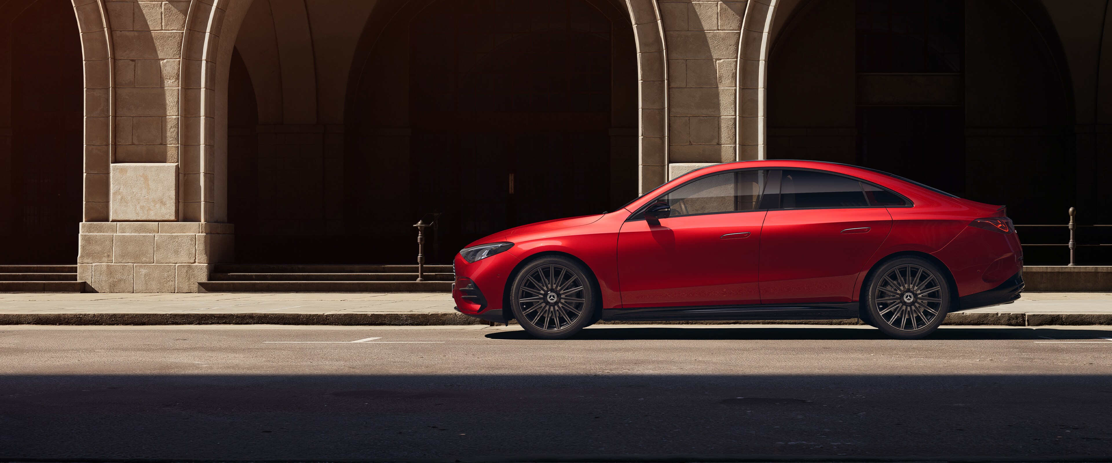 A Mercedes-Benz CLA limuzin oldalnézetben.