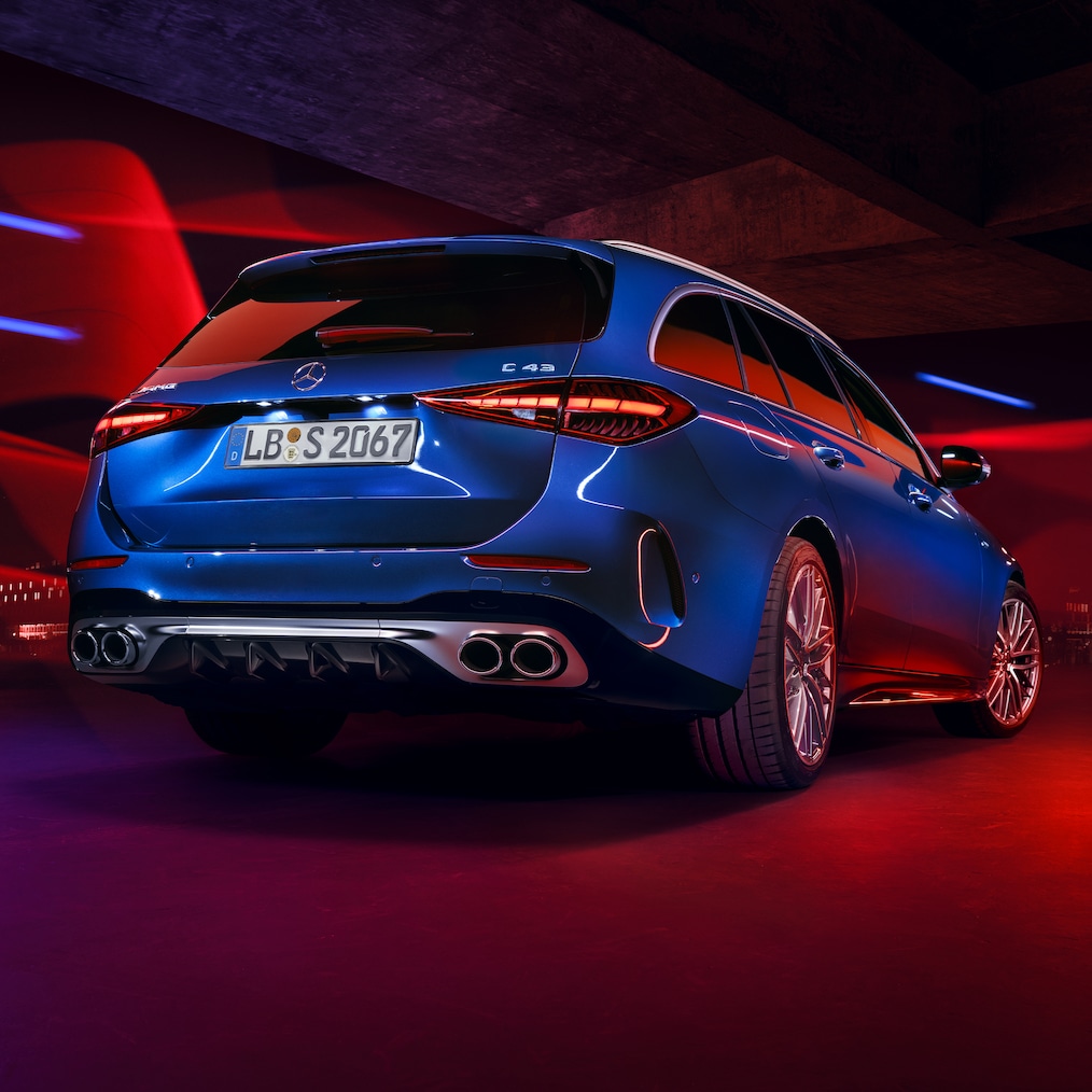 A Mercedes-AMG C 43 T-modell hátsó lökhárítója magasfényű fekete díszítőelemmel.