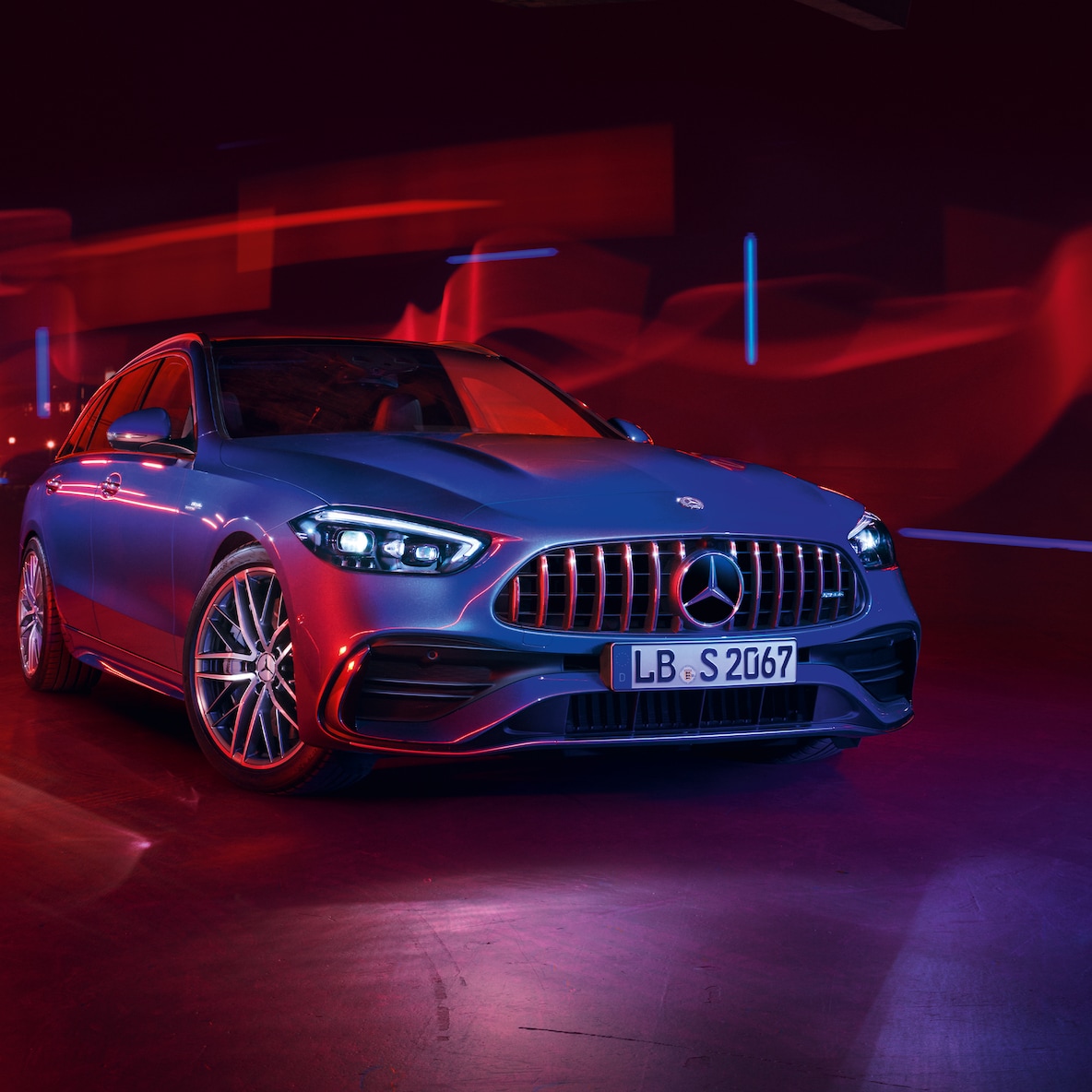 Mercedes-AMG C 43 elölnézetben piros háttér előtt.