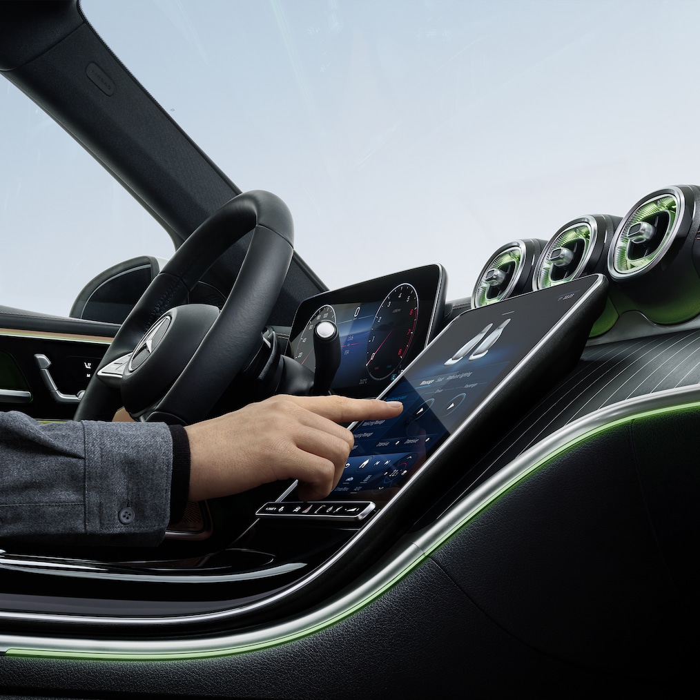 A Mercedes-Benz C-osztály kijelzői közelről.