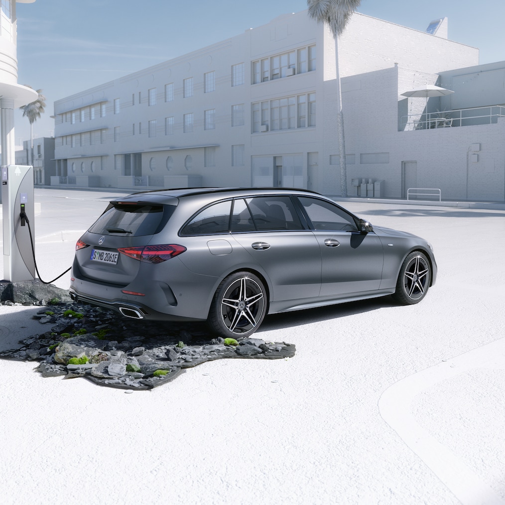 Egy Mercedes-Benz C-osztály T-modell dinamikus nézete (vezetés közben) vagy egy töltőállomáson állva.