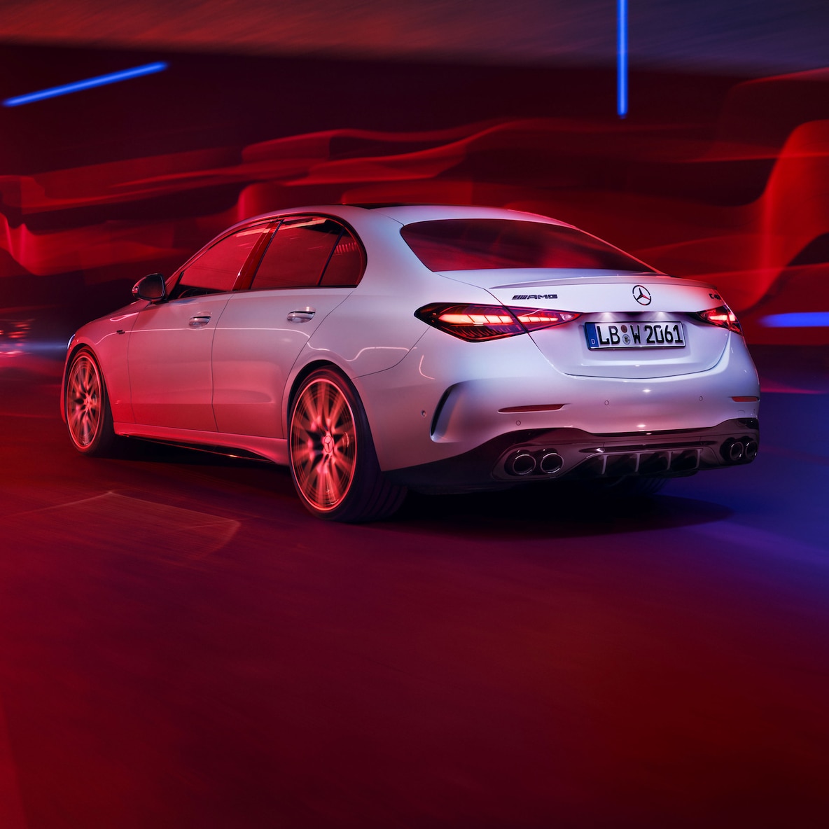 A Mercedes-AMG C 43 limuzin oldalnézetben hátulról.