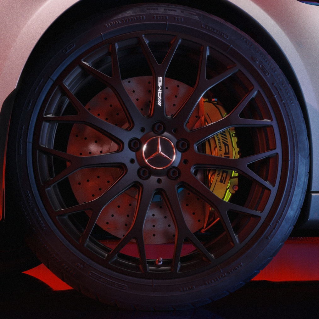A Mercedes-AMG C 63 S E PERFORMANCE AMG kovácsolt keréktárcsájának (RZT) közelképe.