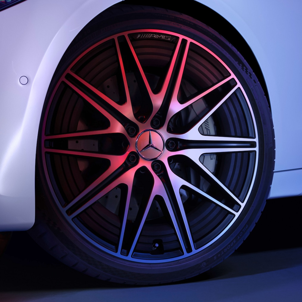 Közeli kép az AMG 5-duplaküllős könnyűfém keréktárcsáiról egy Mercedes-AMG C 43 modellen.
