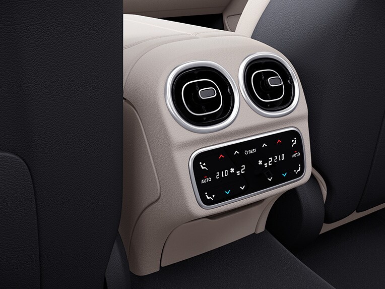 THERMOTRONIC automatikus klímaberendezés a Mercedes-Benz C-osztály limuzinban.