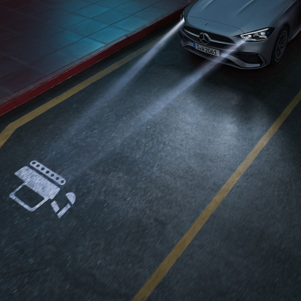 A Mercedes-Benz C-osztály DIGITAL LIGHT fényszóró rendszerének közelképe.