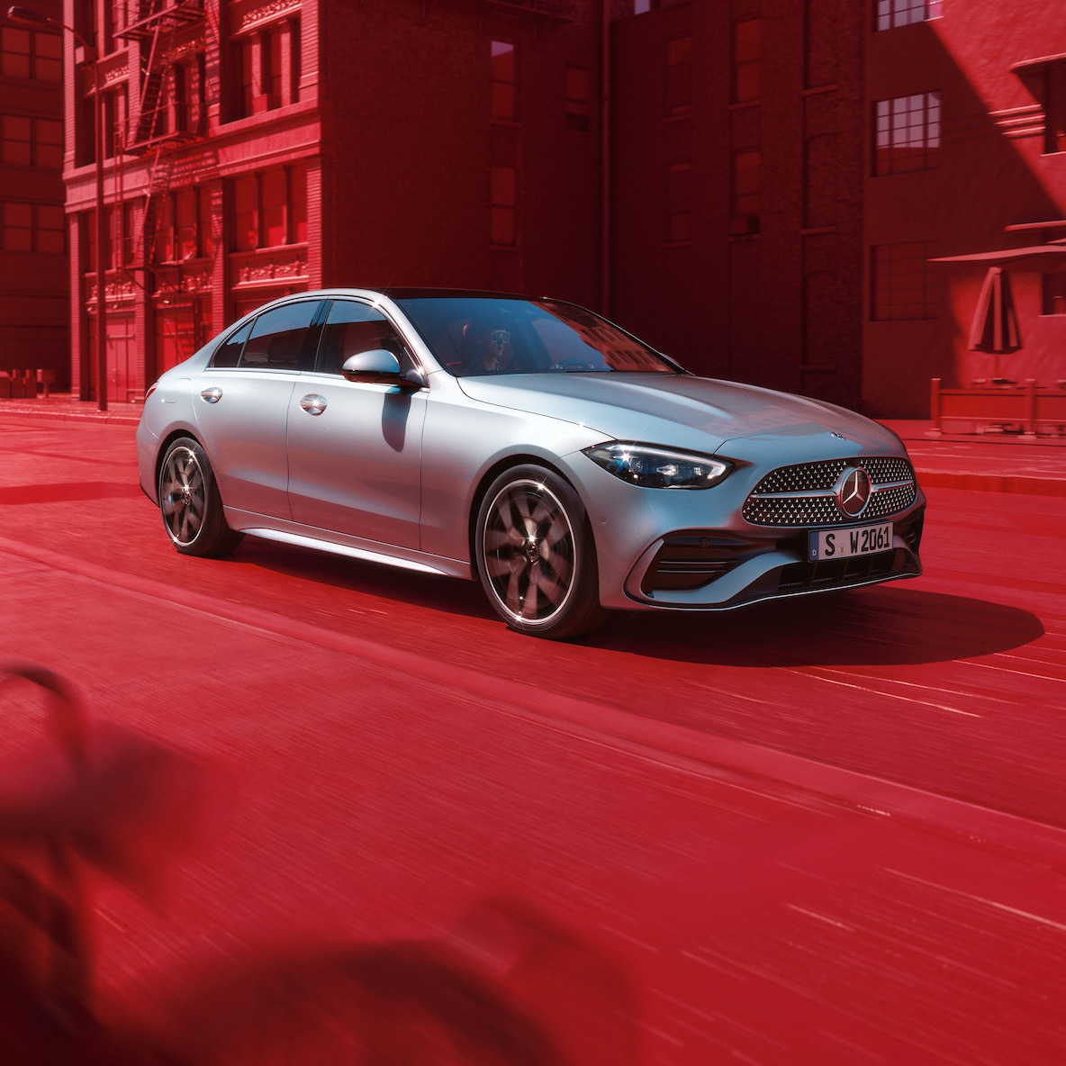 A Mercedes-Benz C-osztály limuzin oldalsó elölnézetből.