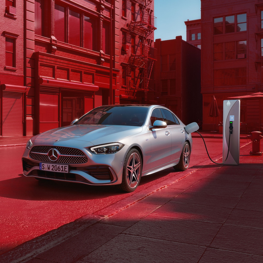 A Mercedes-Benz C-osztály limuzin egy töltőállomáson állva.