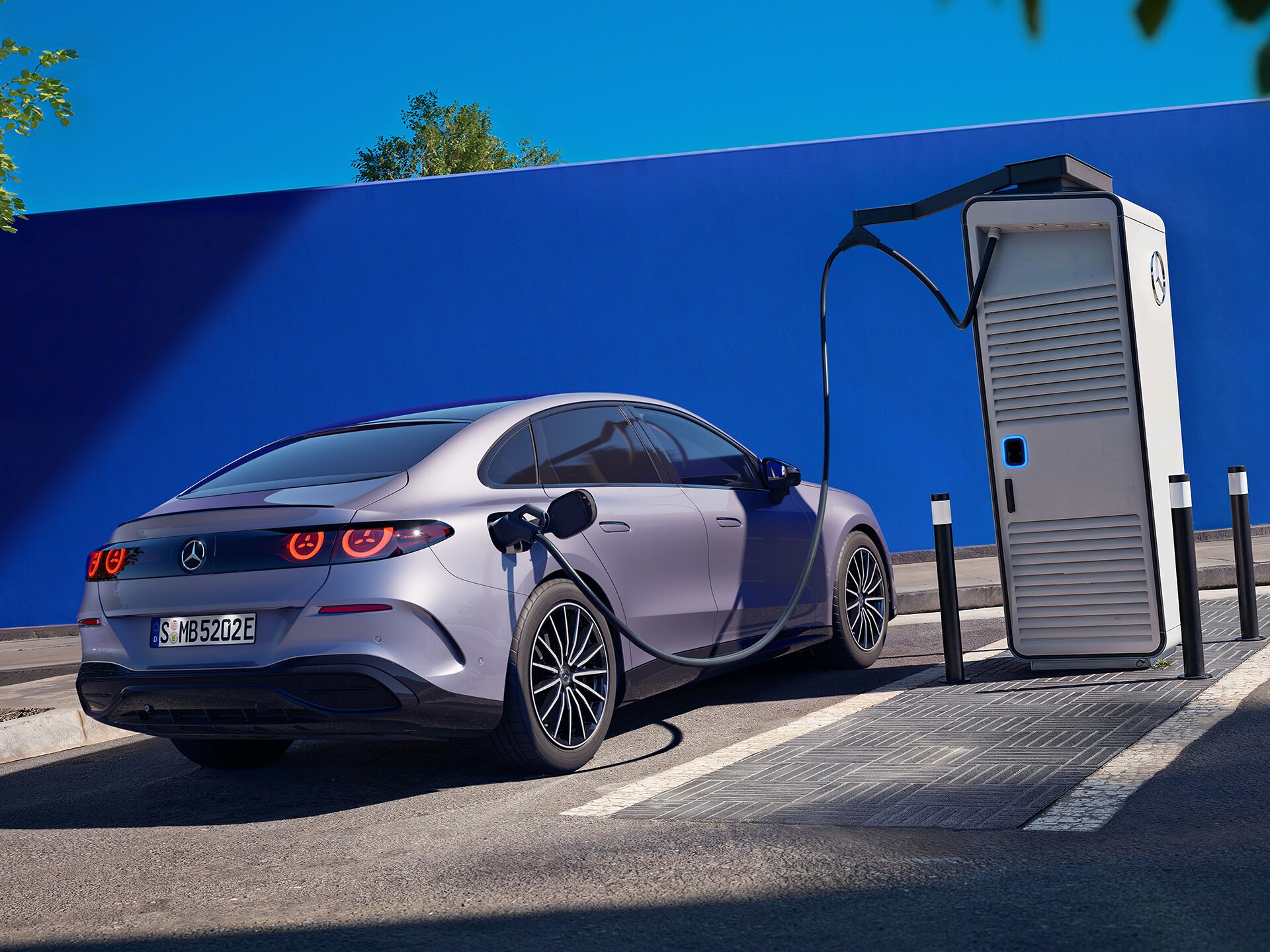 Az új Mercedes-Benz C-osztály töltése.