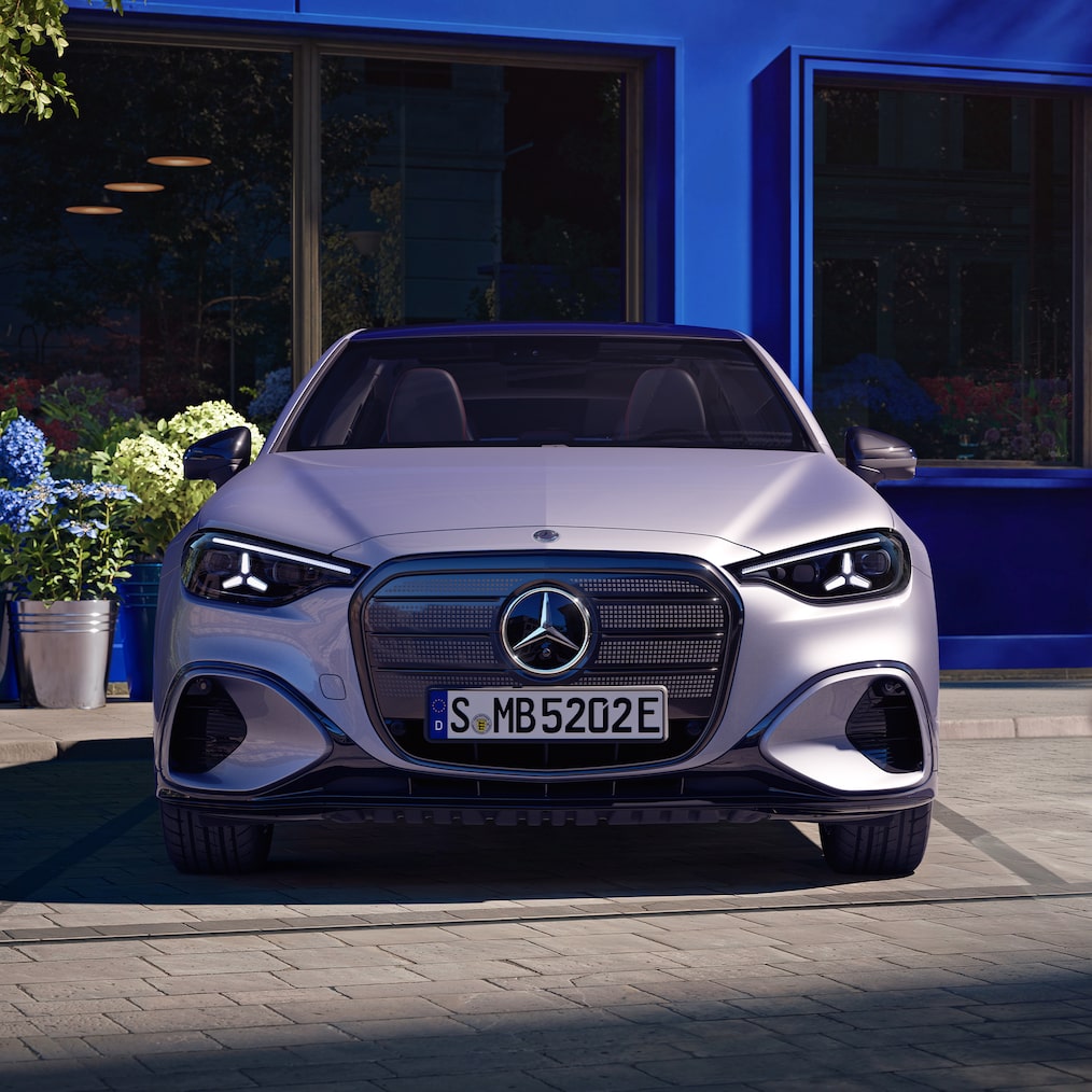 Az új, teljesen elektromos Mercedes-Benz C-osztály megvilágított frontrésze.