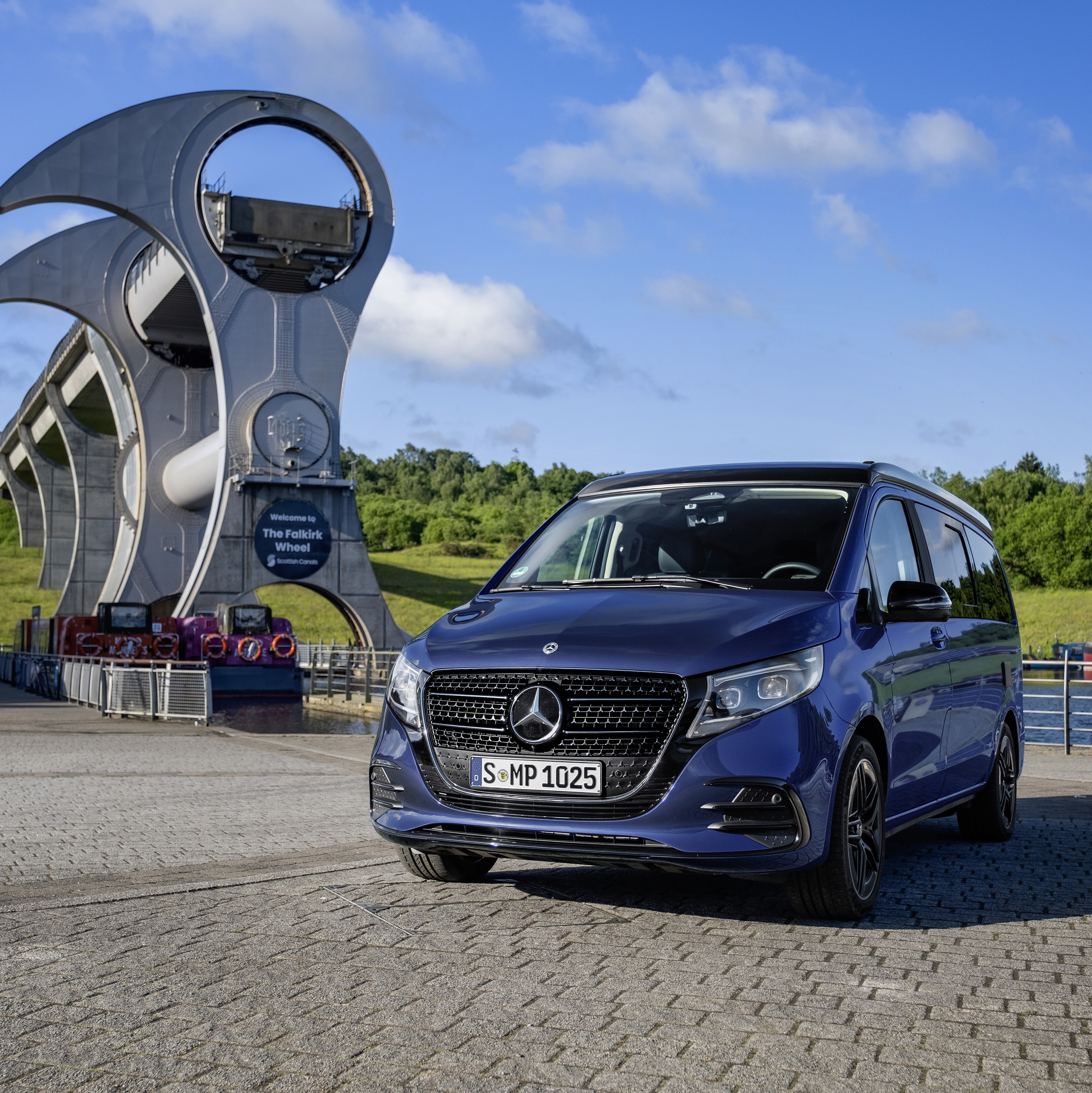 Mercedes‑Benz Marco Polo lakóautó festői természeti környezetben.