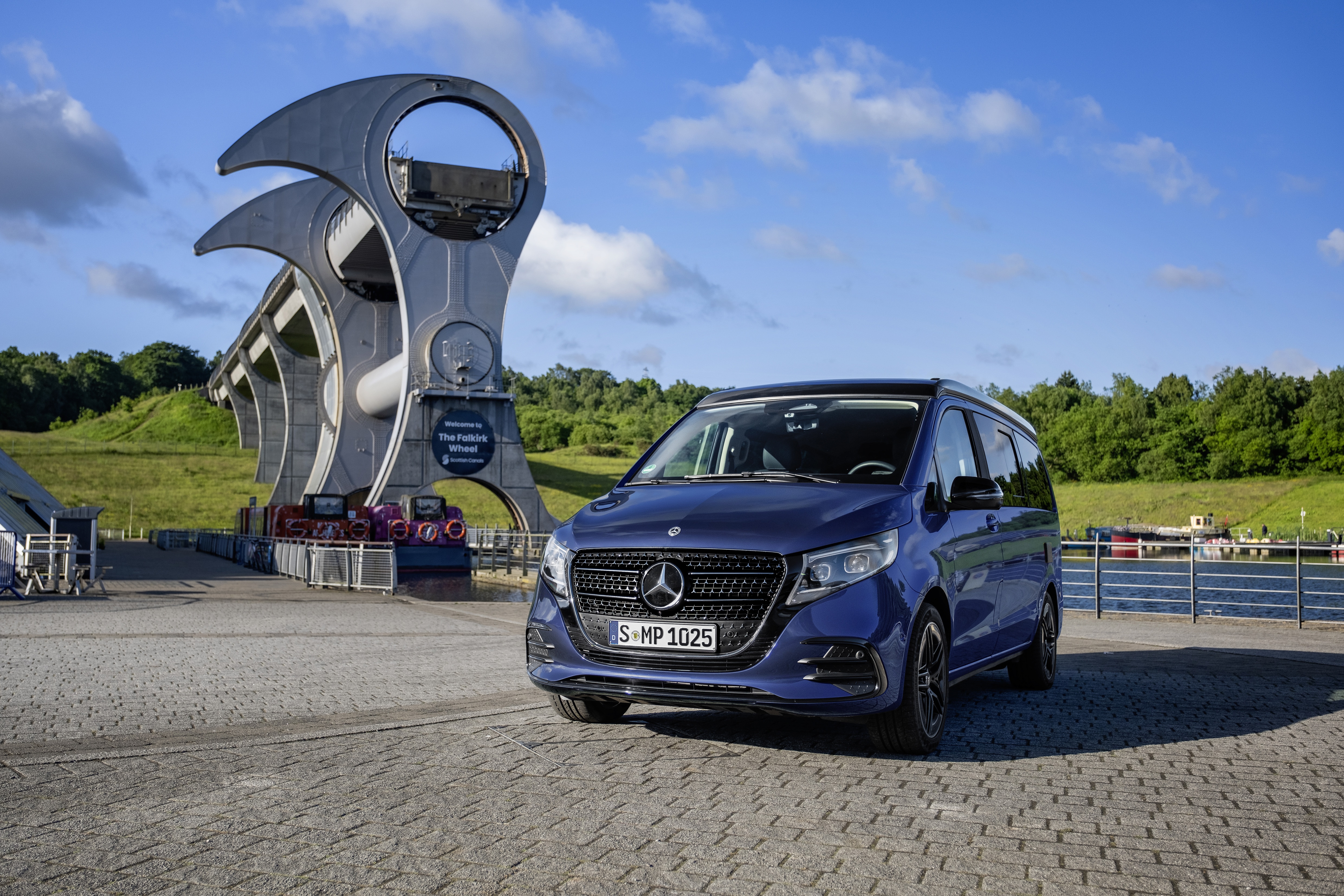 Marco Polo | Buszlimuzin és lakóautó modellek | Mercedes-Benz buszlimuzinok Mercedes‑Benz Marco Polo lakóautó festői természeti környezetben.