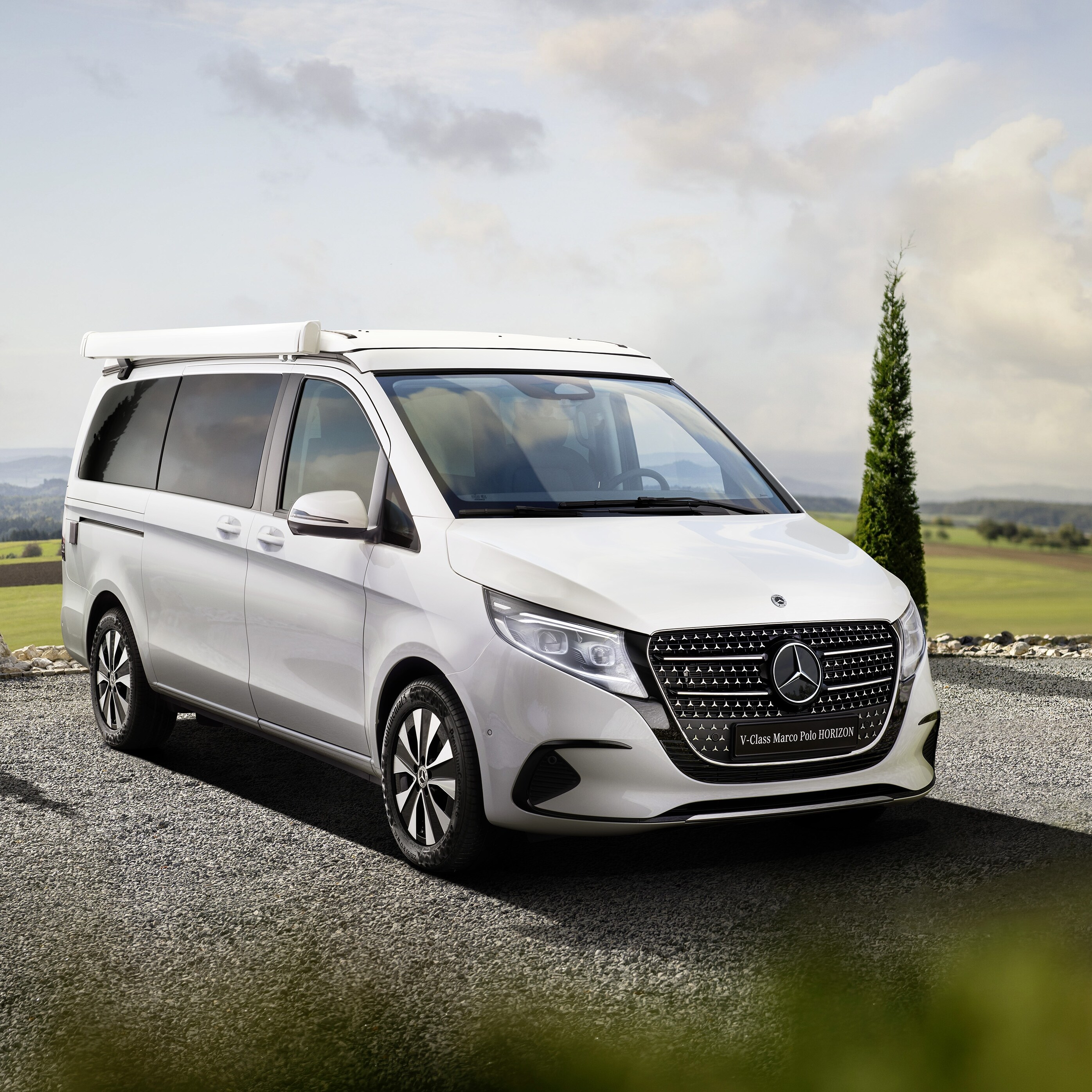 A Mercedes‑Benz Marco Polo HORIZON egy szabadtéri kalandkörnyezetben, felbillenthető tetővel.
