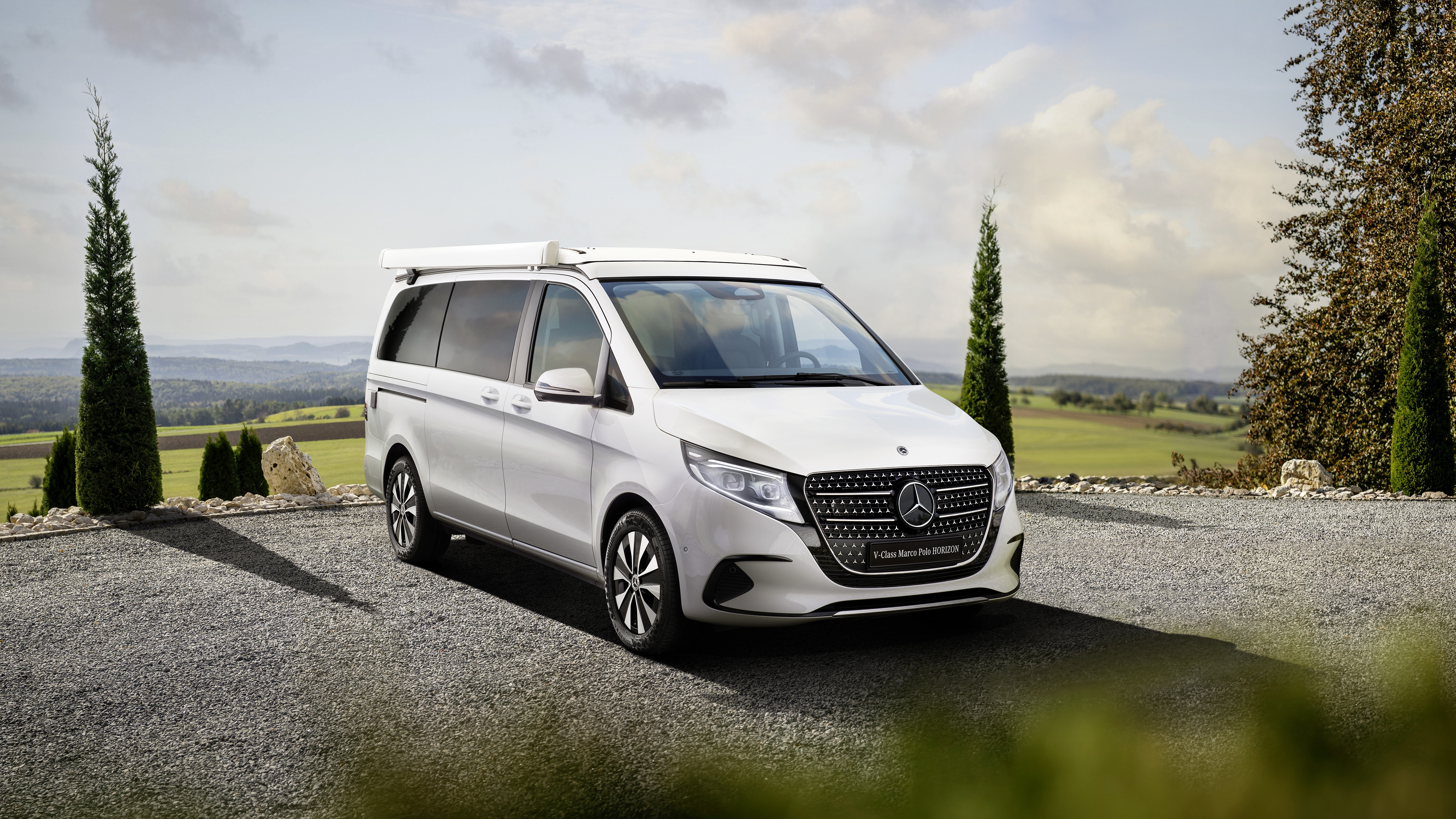 Marco Polo Horizon| Buszlimuzin és lakóautó modellek | Mercedes-Benz buszlimuzinok A Mercedes‑Benz Marco Polo HORIZON egy szabadtéri kalandkörnyezetben, felbillenthető tetővel.