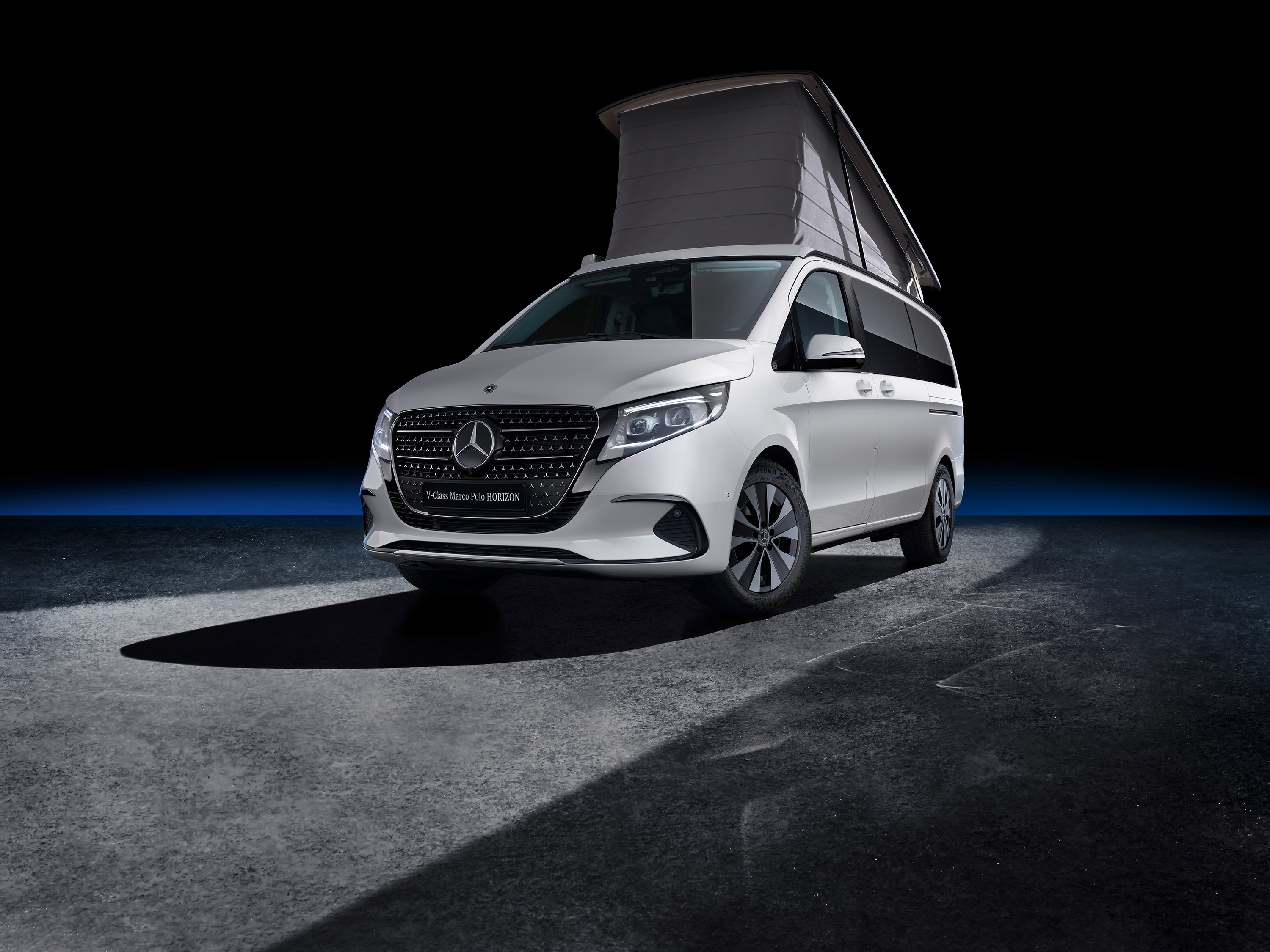 Marco Polo HORIZON | Sprinter lakóautók | Mercedes-Benz A felnyitható tetővel ellátott Marco Polo HORIZON egy zord sivatagi tájban áll, kiemelve a terepjárós kalandokat és a lakóautós élet felfedezését.