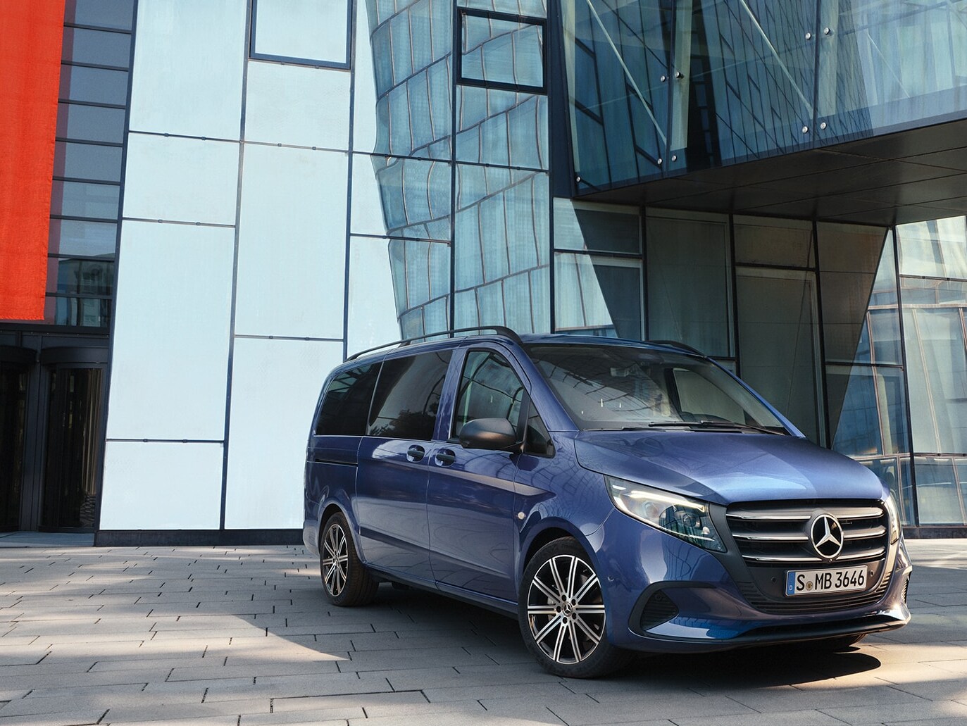 Mercedes‑Benz Vito Tourer tolóajtóval egy modern épület előtt.