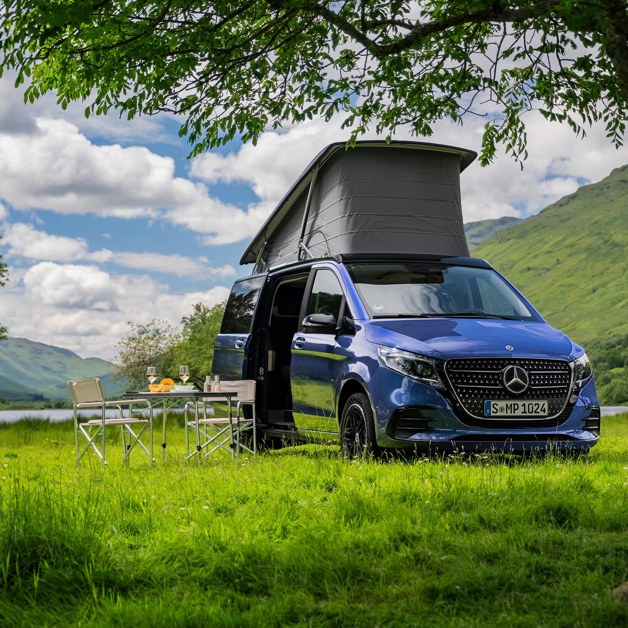 A Mercedes-Benz Marco Polo egy nevezetes helyszínen bemutatva, ötvözve az elegáns formatervezést a prémium utazási élménnyel és a kempingezéshez szükséges sokoldalúsággal.