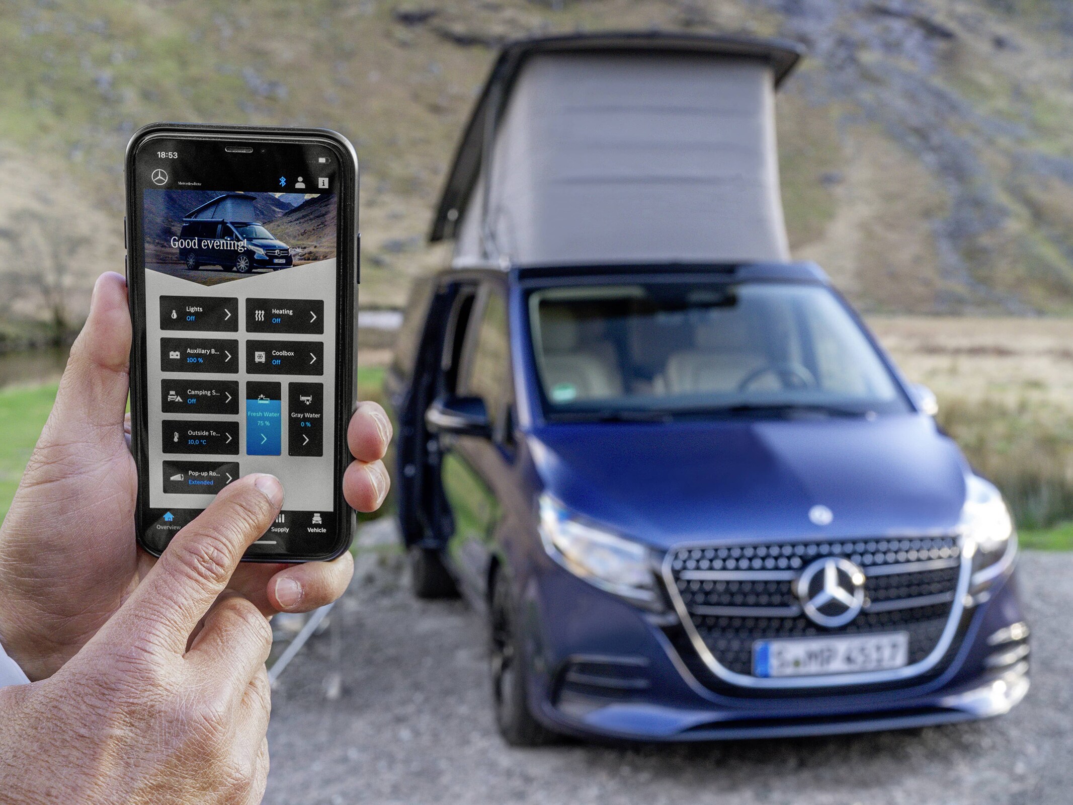 A Mercedes-Benz Advanced Control (MBAC) segítségével okostelefonon keresztül távolról vezérelheti a lakókocsi legfontosabb funkcióit, például a fűtést, a világítást és a felbillenthető tetőt.