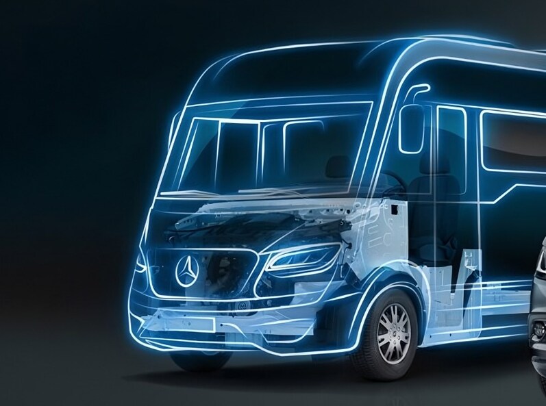 A négykerék-meghajtású Mercedes-Benz Sprinter lakóautó havas terepen halad.