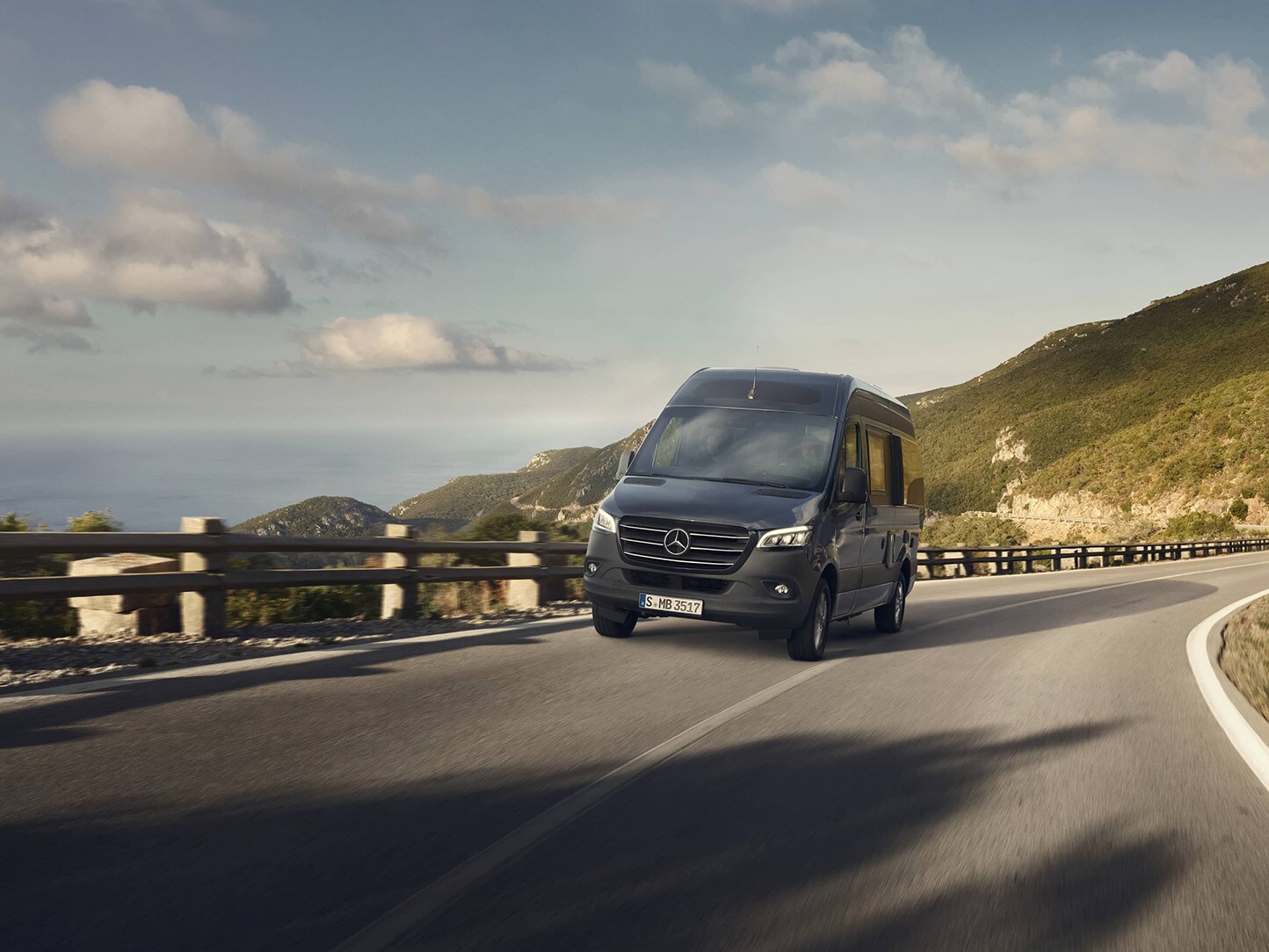 A Mercedes-Benz Sprinter lakóautó az úton – prémium kényelmet kínál
