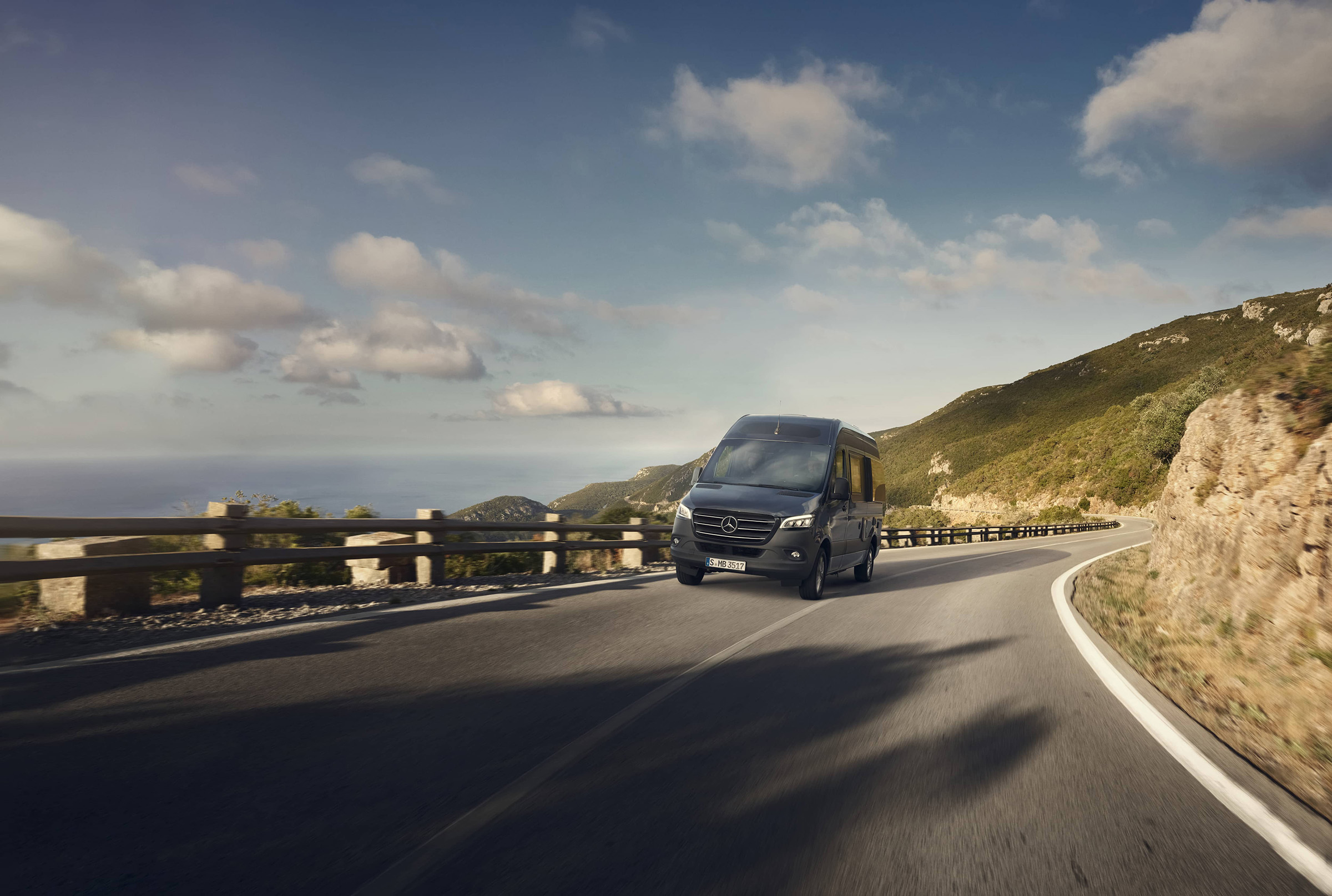 Sprinter lakóautó átalakítás | Sprinter lakóautók | Mercedes-Benz A Mercedes-Benz Sprinter lakóautó az úton – prémium kényelmet kínál