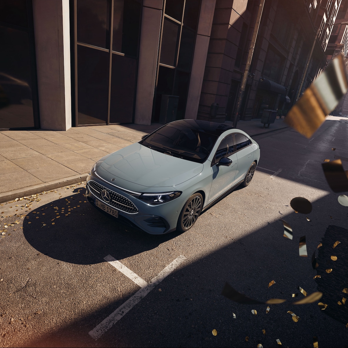 Mercedes-Benz CLA C178 elölnézet oldalról (kissé megemelt nézőpontból a panorámatető miatt), AMG Line Plus kivitelben.