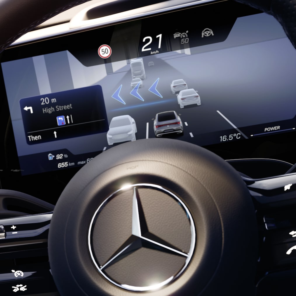 Kilátás az MBUX Superscreenen megjelenő navigációs térképekre, a CLA C178 vezetőüléséből nézve.