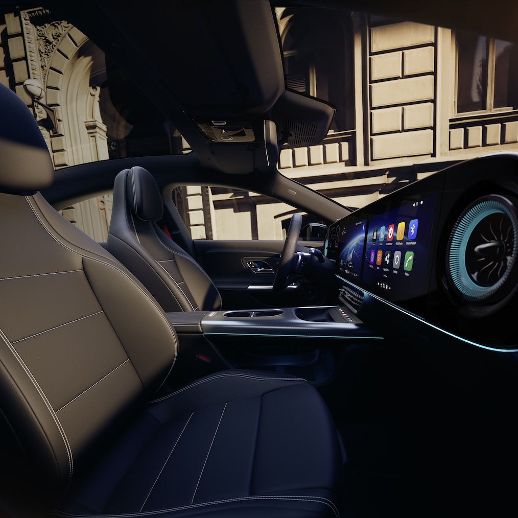 Az MBUX Superscreen látványa a Mercedes-Benz CLA C178 vezetőüléséből (vagy oldalnézetből, ahol a sportülések is láthatók).