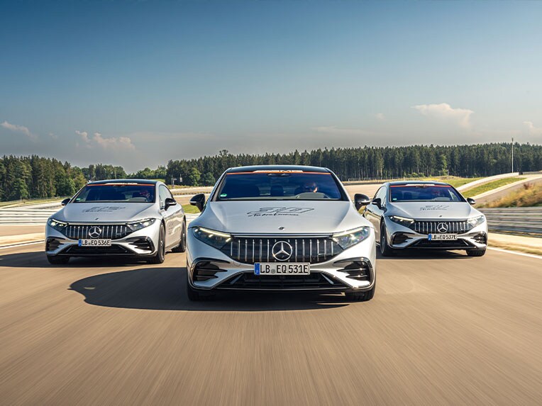 Három Mercedes-AMG modell a versenypályán.