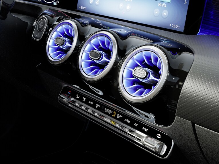 Automata THERMOTRONIC klímaberendezés a Mercedes-Benz CLA Coupé gépkocsiban.