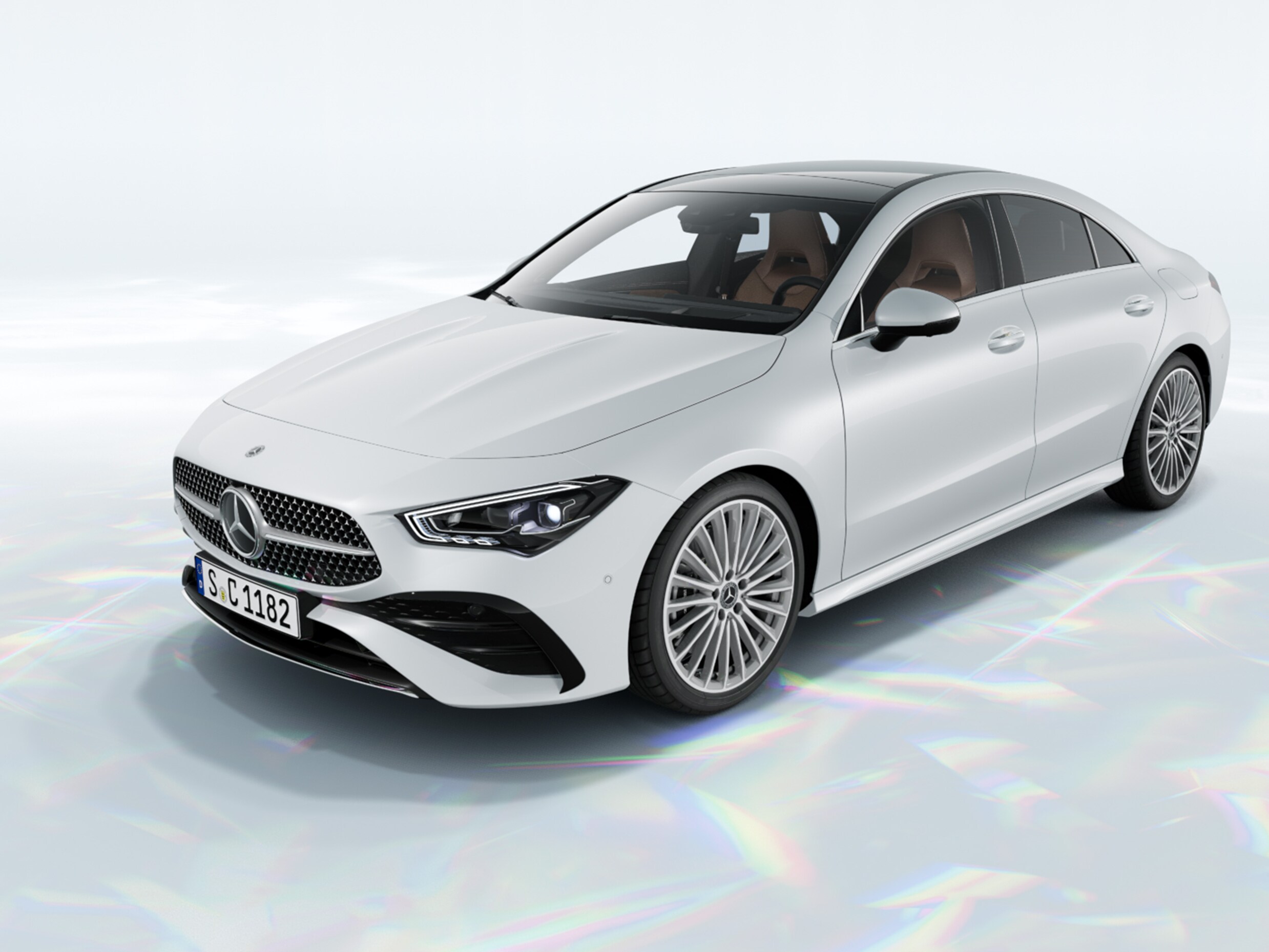 Několik osob, které hovoří před vozidlem Mercedes-Benz.