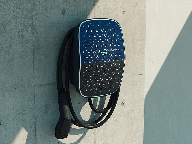 A Mercedes-Benz CLA Coupé otthoni töltése a Mercedes-Benz Wallbox-szal.